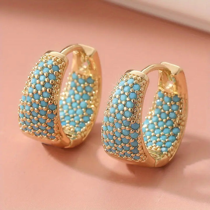 Elegante goldfarbene Creolen mit türkisfarbenen