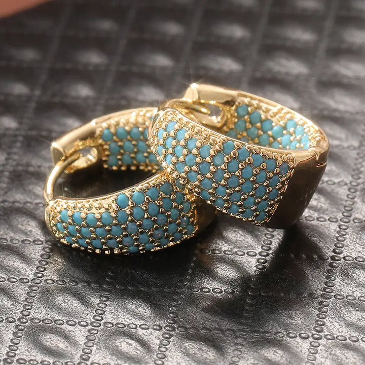Elegante goldfarbene Creolen mit türkisfarbenen