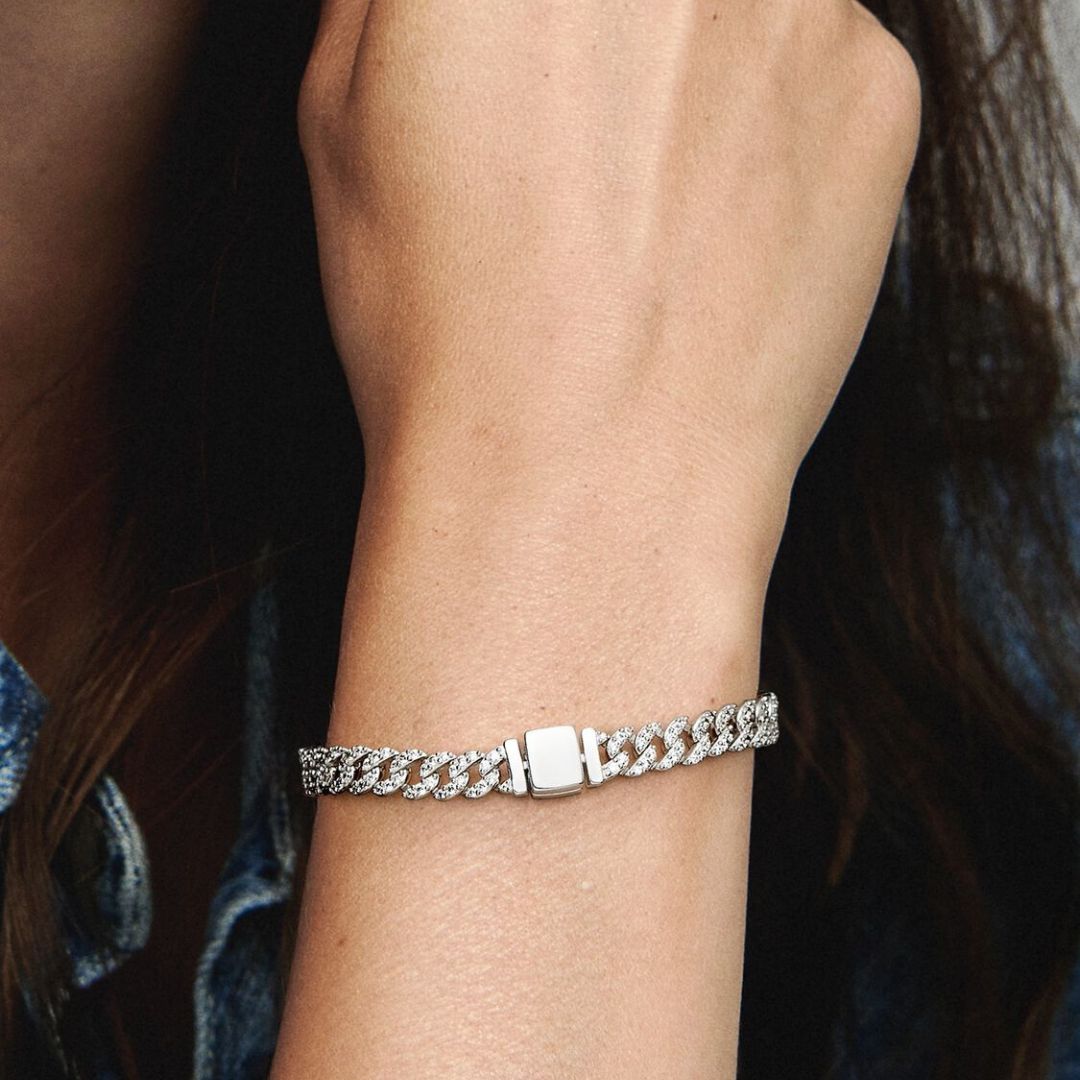 Zeitloses kubanisches Armband aus Goldfarben mit Pavé-Besatz