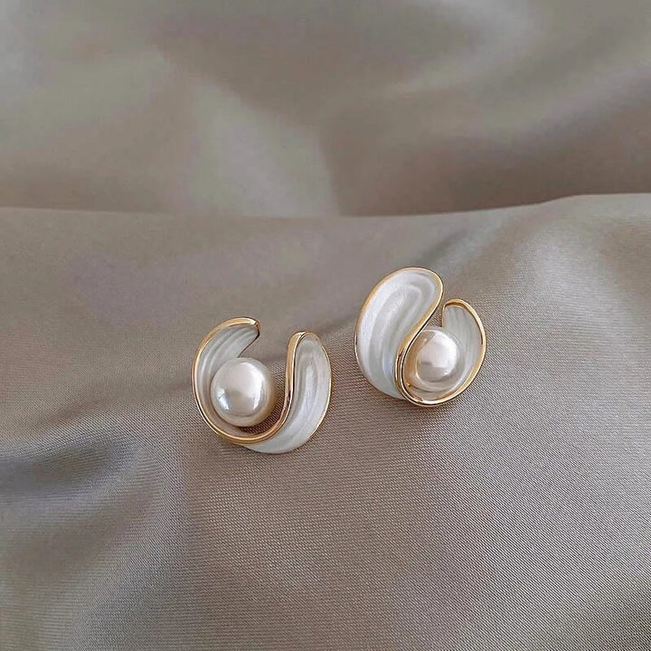 Goldfarbene und Weiße Emaille Stecker Ohrringe
