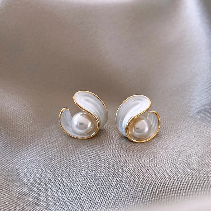 Goldfarbene und Weiße Emaille Stecker Ohrringe