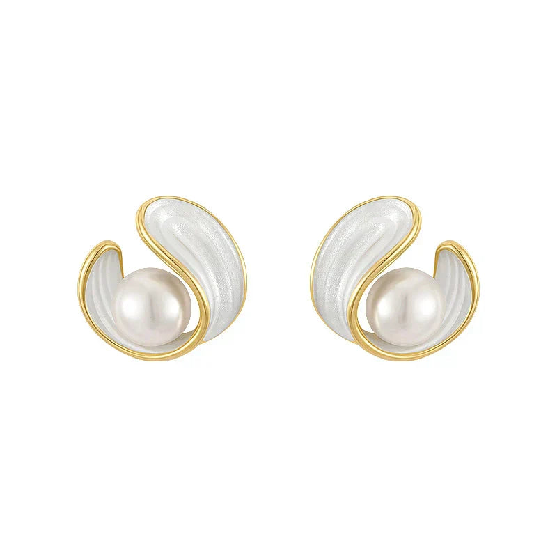 Goldfarbene und Weiße Emaille Stecker Ohrringe