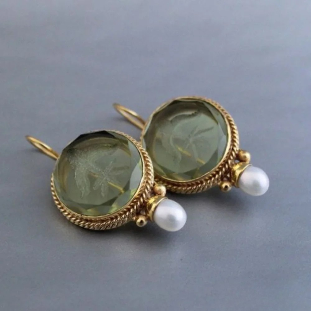 Bague classique rétro avec pierres et perles vertes
