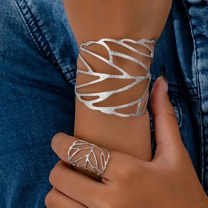 Elegantes Vintage Manschettenarmband mit Blattmotiv