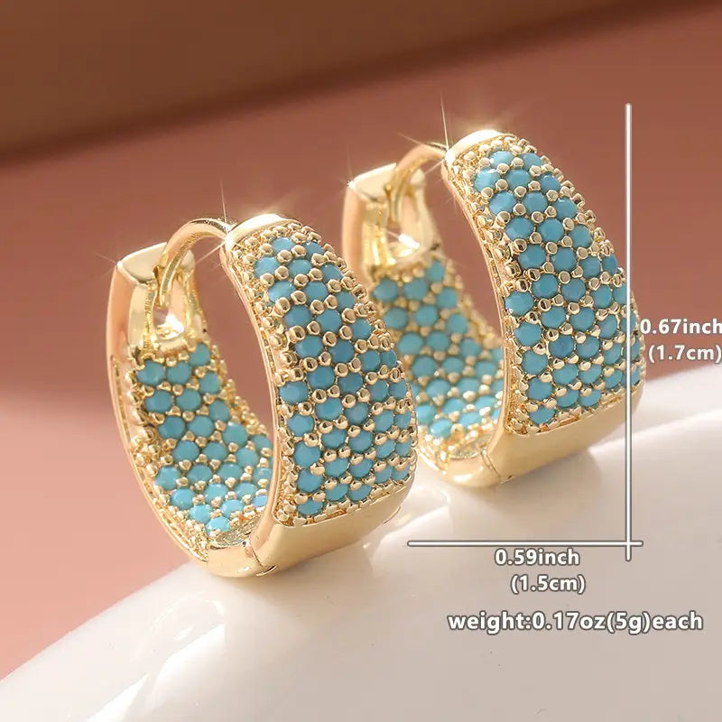 Elegante goldfarbene Creolen mit türkisfarbenen