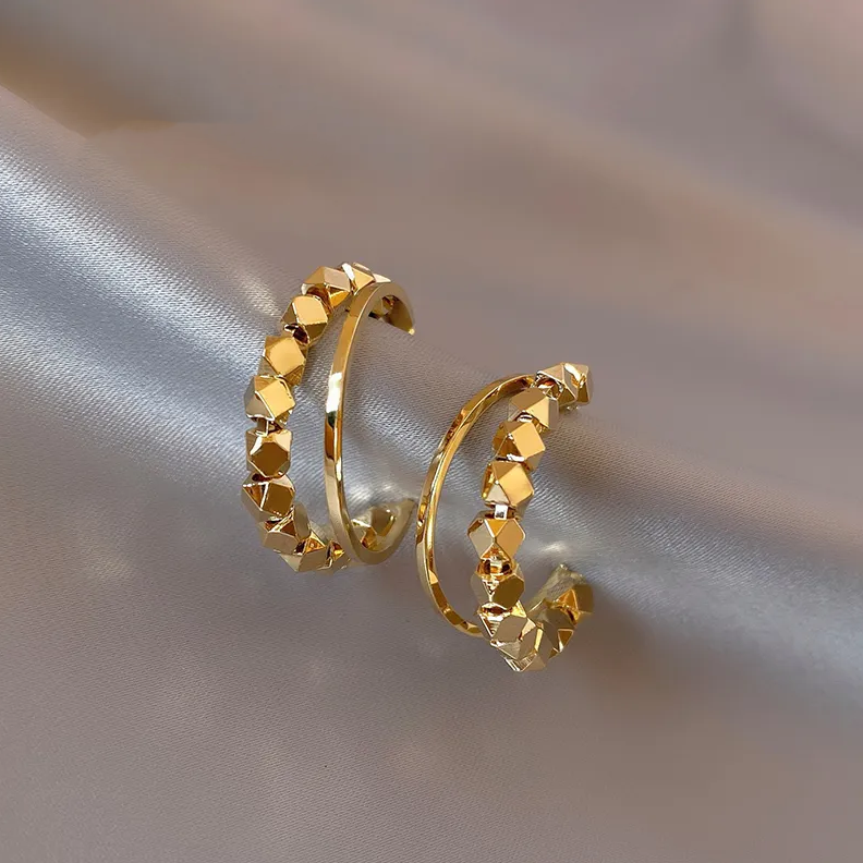 Elegante Goldfarbene Kubische Ohrringe