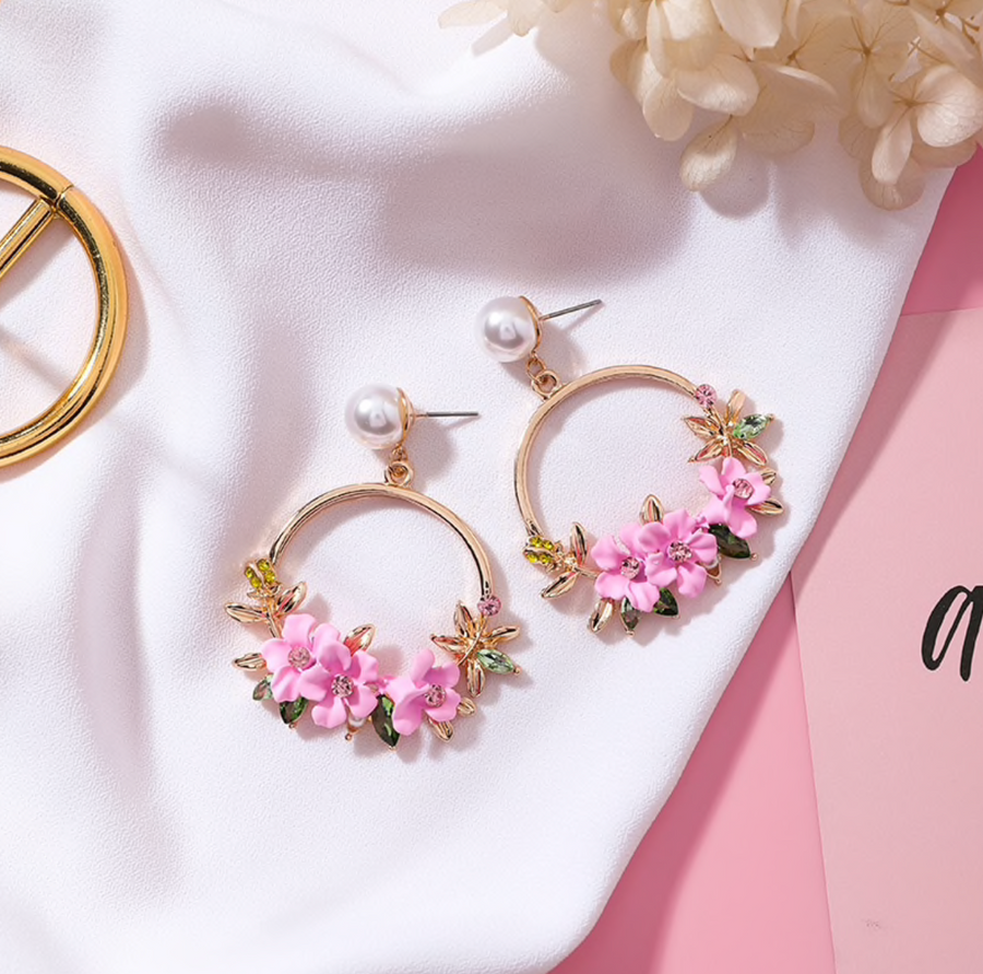 Elegante Goldfarbene Ohrringe mit Blumen
