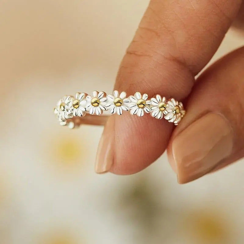 Silberfarbener Gänseblümchen Ring mit Handbemaltem Emaille