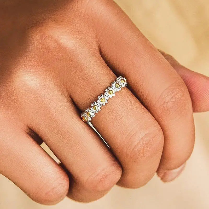 Silberfarbener Gänseblümchen Ring mit Handbemaltem Emaille
