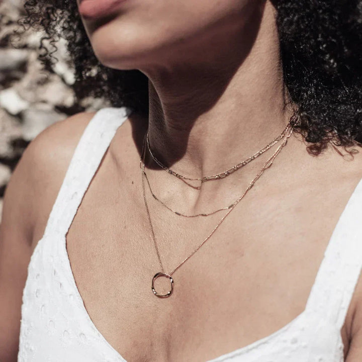 Elegante dreireihige Goldfarbene Kette mit offenem Kreis