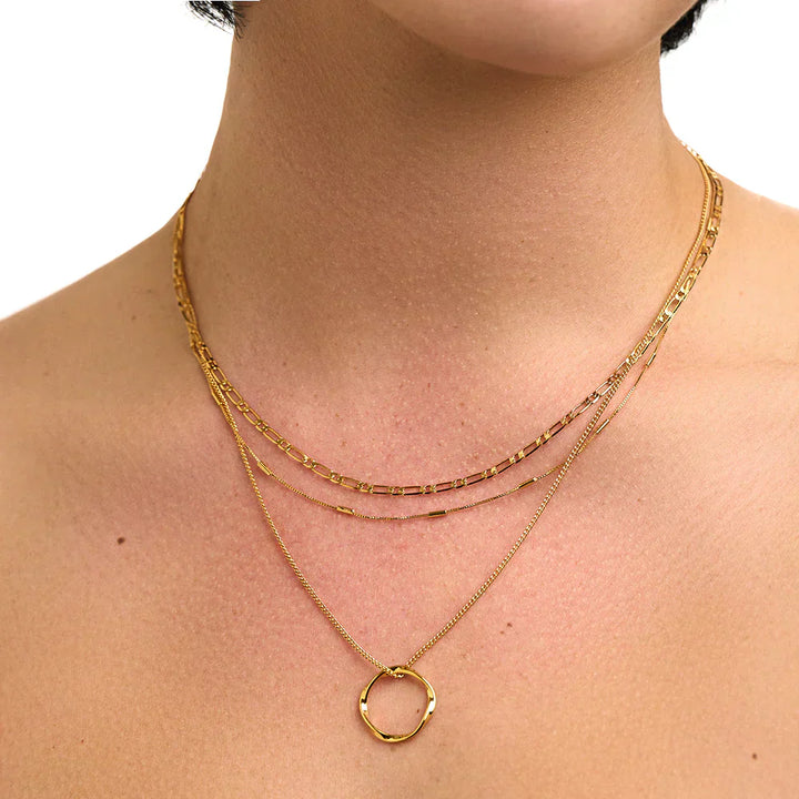 Elegante dreireihige Goldfarbene Kette mit offenem Kreis