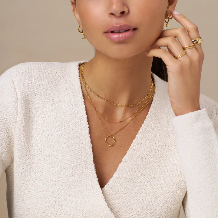 Elegante dreireihige Goldfarbene Kette mit offenem Kreis