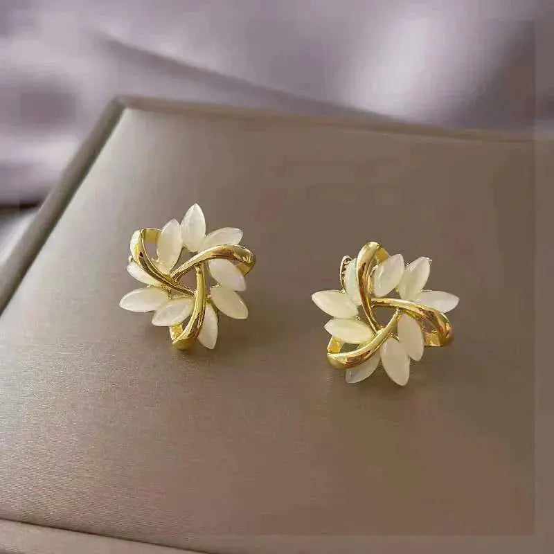 Goldfarbene Blatt Weiße Opal Stecker Ohrringe