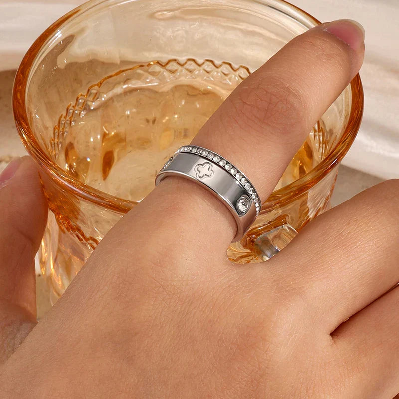Glänzender Kleeblatt und Kristall Ring