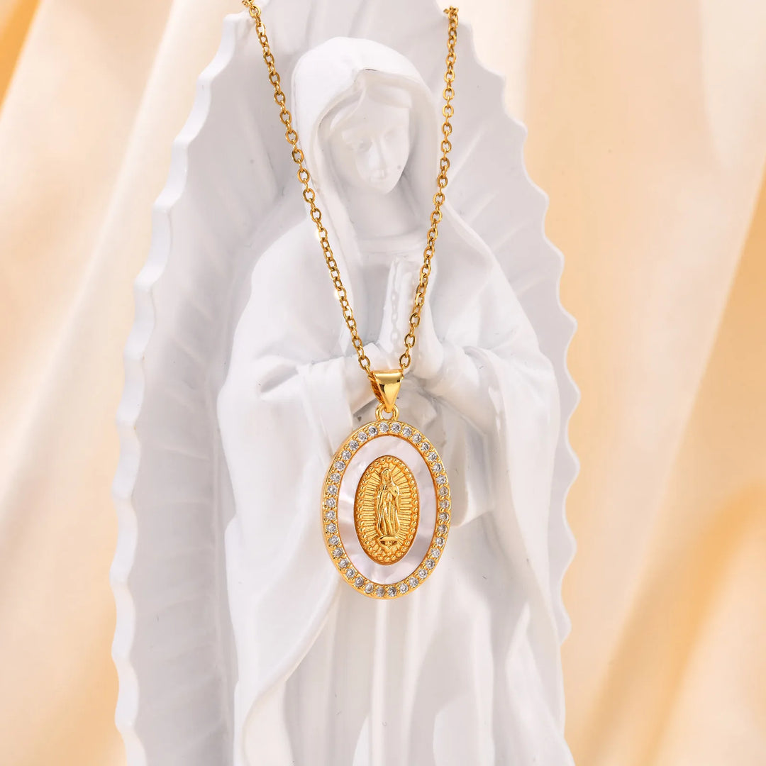 Goldfarbene Mary Ovalanhänger Halskette