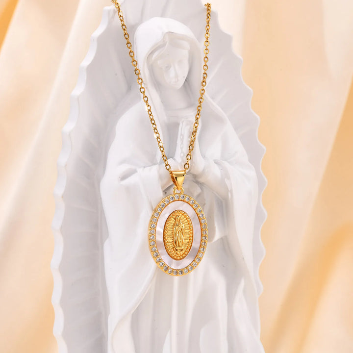 Goldfarbene Mary Ovalanhänger Halskette