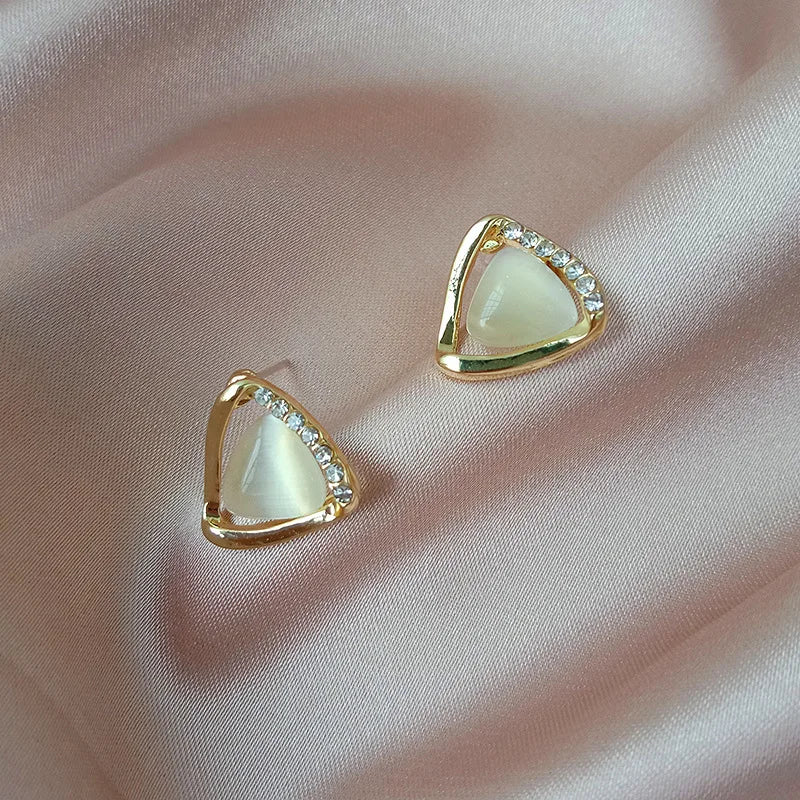 Elegante Dreiecks Ohrringe mit Opal und Kristall