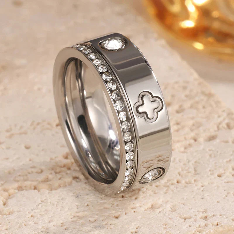 Glänzender Kleeblatt und Kristall Ring