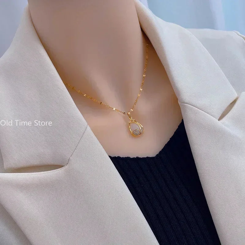 Collier élégant en forme de tulipe dorée avec pendentif en cristal rose