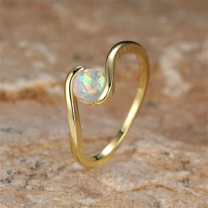 Zeitloser Rundes Regenbogen Weißer Feueropal Bague