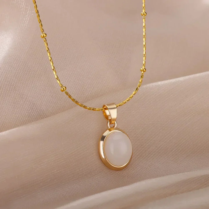 Schicke Goldfarbene Edelstahl Halskette mit Wassertropf Opal Anhänger