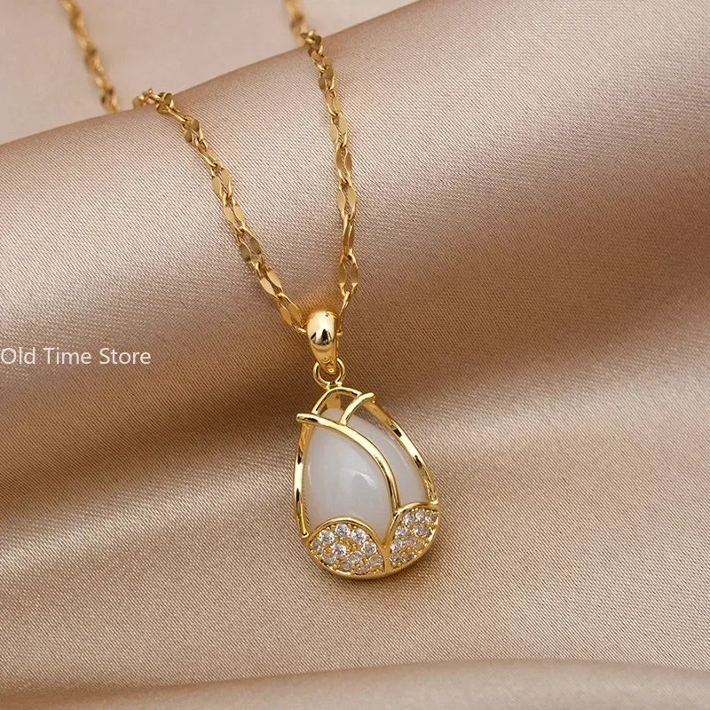 Collier élégant en forme de tulipe dorée avec pendentif en cristal rose