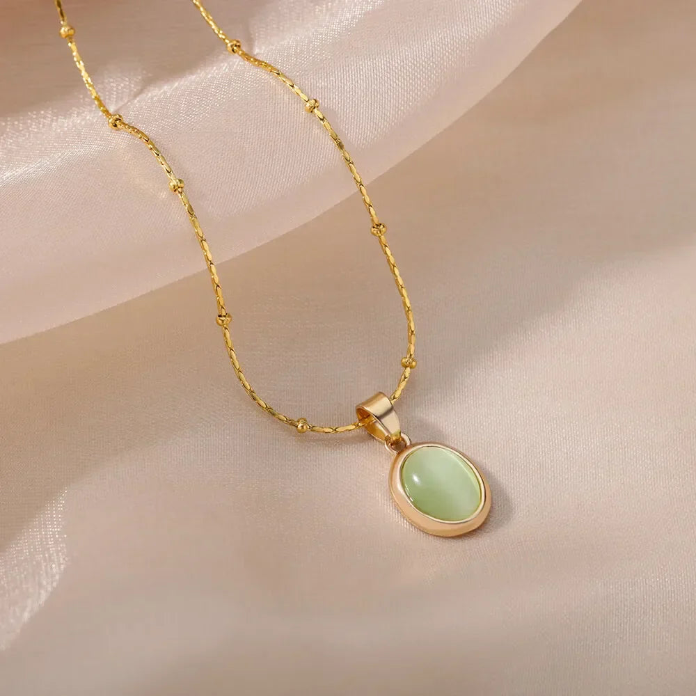 Schicke Goldfarbene Edelstahl Halskette mit Wassertropf Opal Anhänger