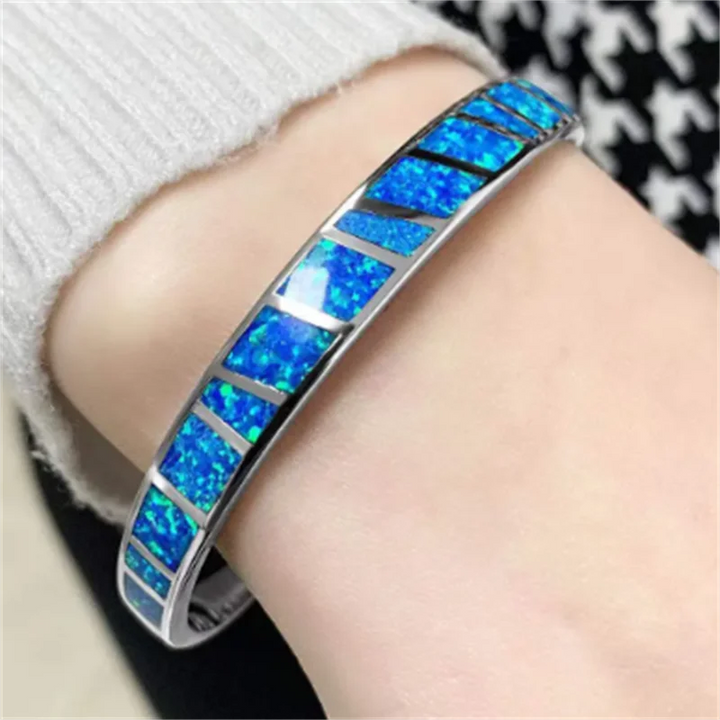 Eleganter Silberfarbener Blauer Feueropal Verstellbarer Armreif