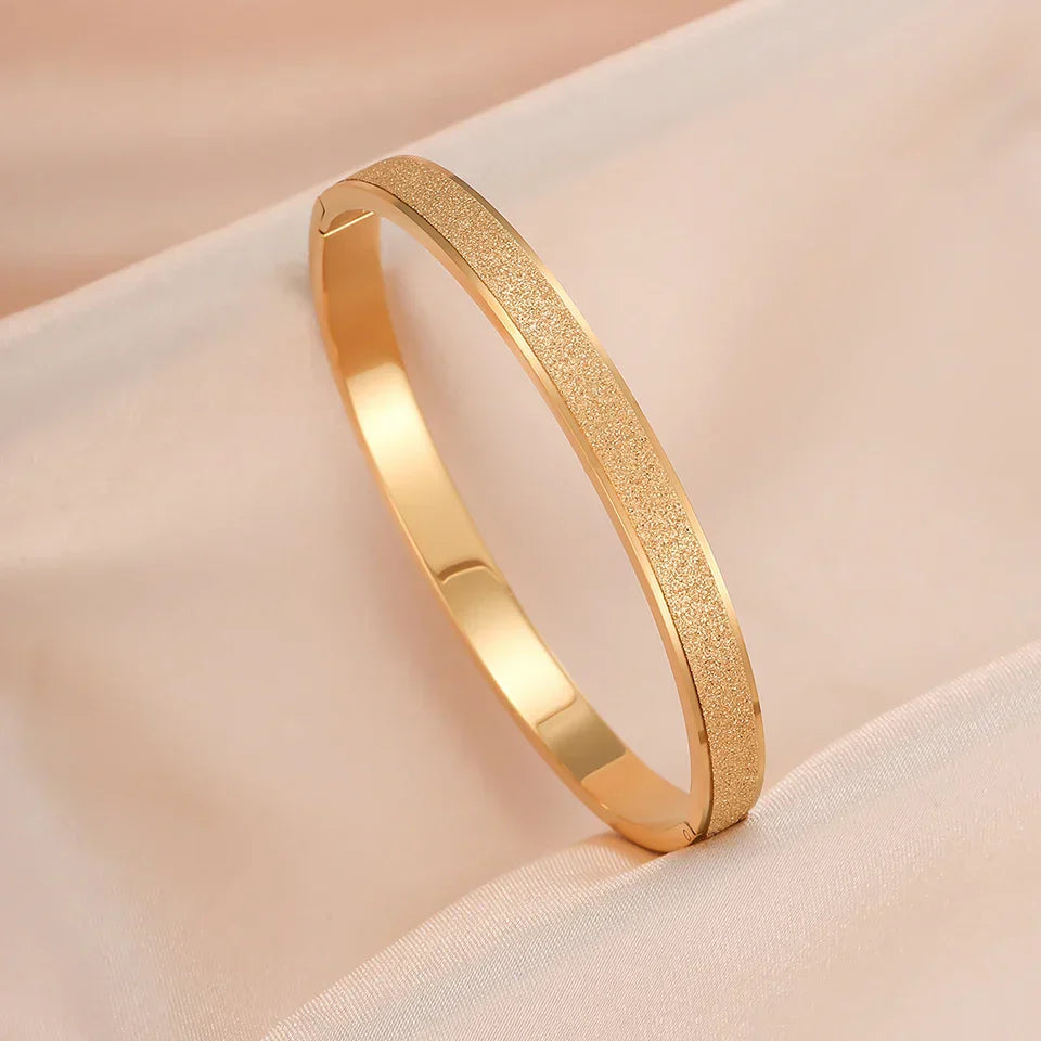 Armreifen doré minimaliste élégant