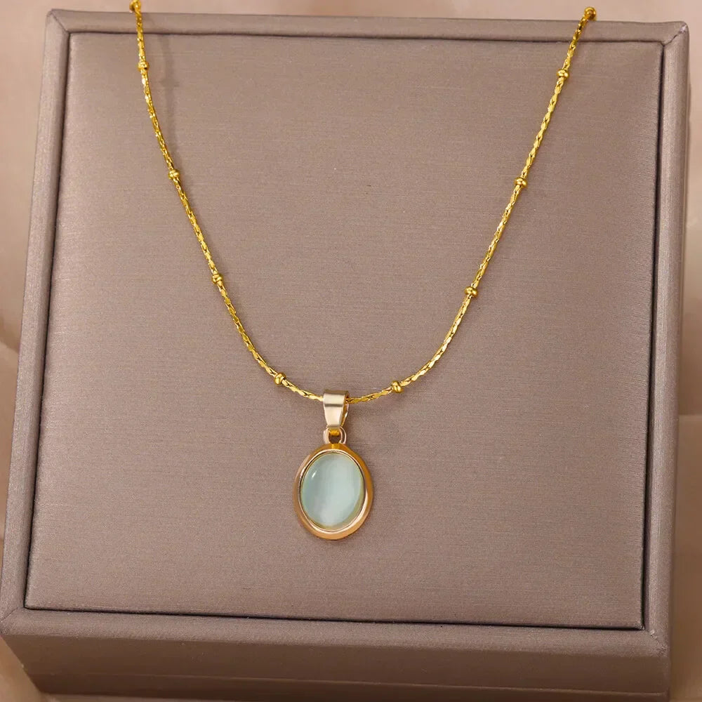 Schicke Goldfarbene Edelstahl Halskette mit Wassertropf Opal Anhänger