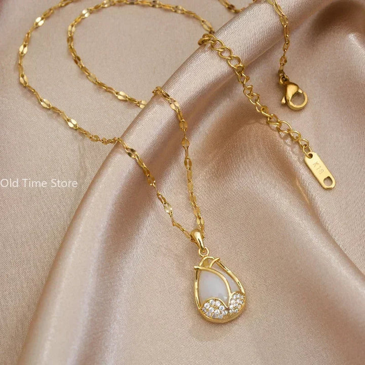 Collier élégant en forme de tulipe dorée avec pendentif en cristal rose