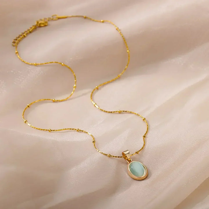 Schicke Goldfarbene Edelstahl Halskette mit Wassertropf Opal Anhänger