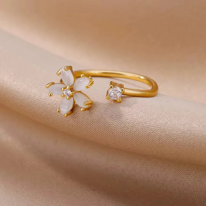Romantischer Goldfarbener Zirkonia Fünfblättriger Blumenring