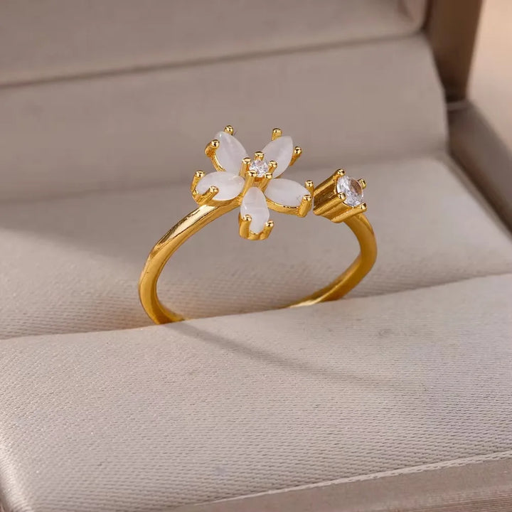 Romantischer Goldfarbener Zirkonia Fünfblättriger Blumenring
