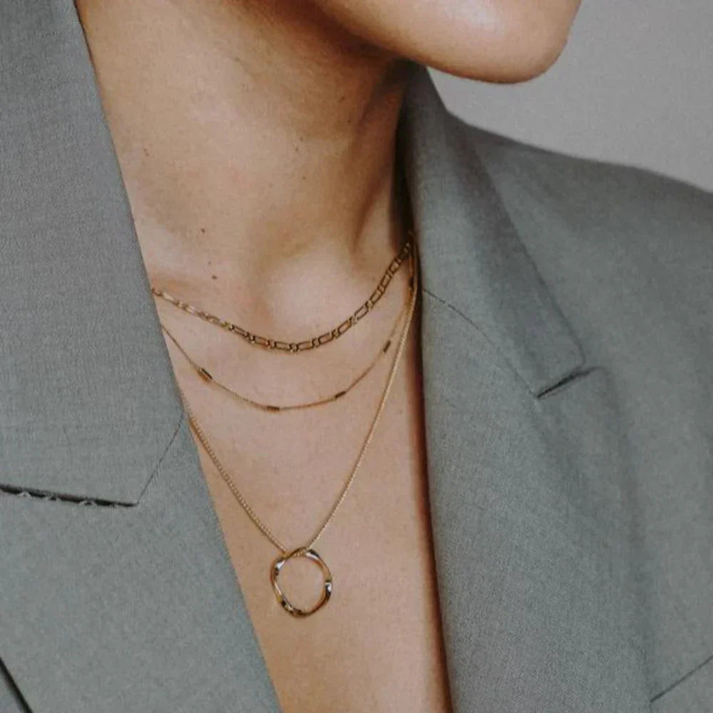Elegante dreireihige Goldfarbene Kette mit offenem Kreis
