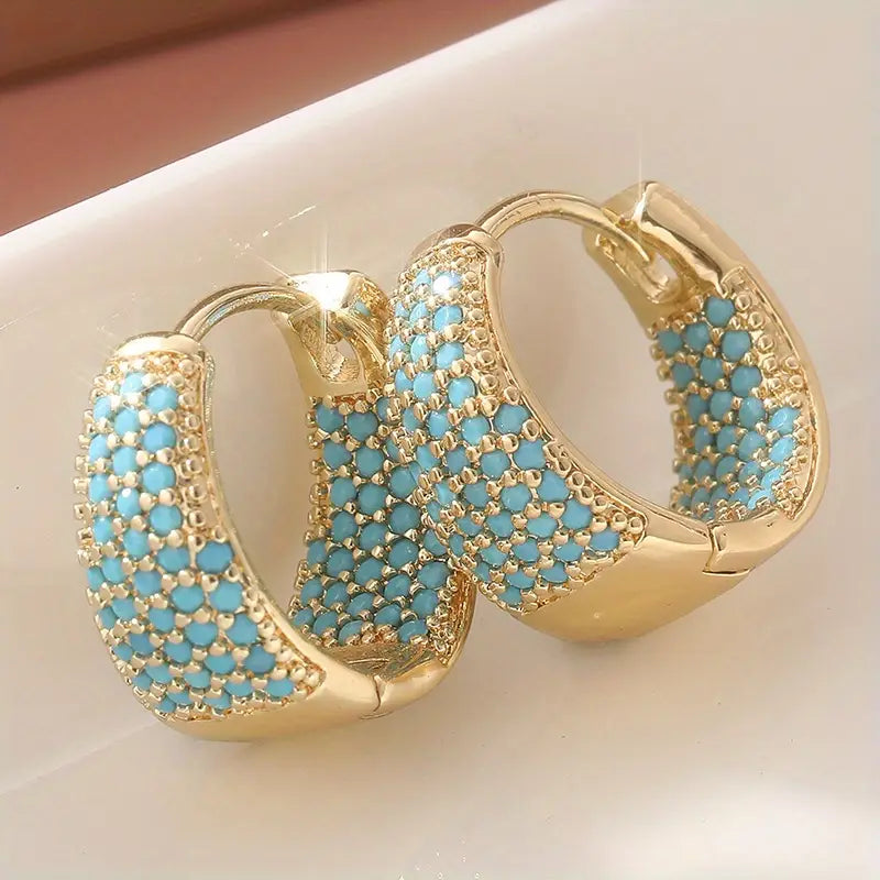 Elegante goldfarbene Creolen mit türkisfarbenen
