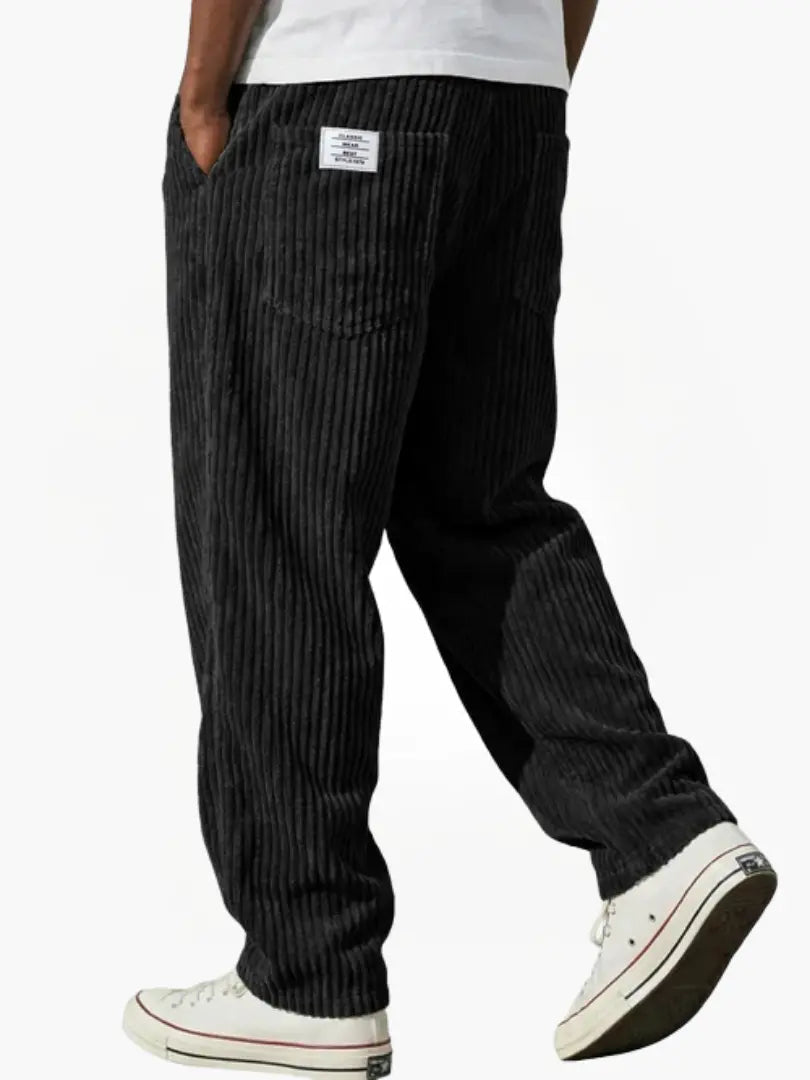 Bequeme Herren Jogginghose mit weitem Schnitt in Schwarz