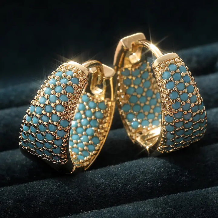Elegante goldfarbene Creolen mit türkisfarbenen