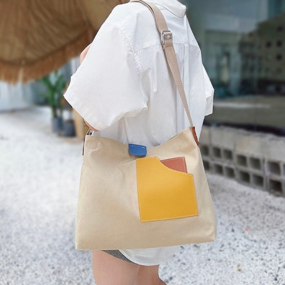 Damen Canvas Schultertasche mit modernen Kontrastakzenten in Beige