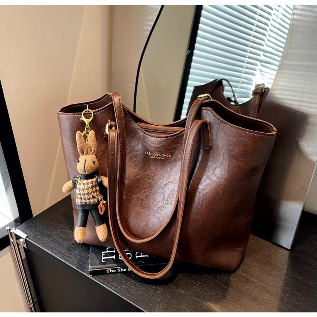 Damen geräumige Schultertasche aus weichem Veganleder (2)