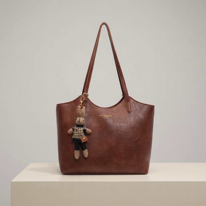 Damen geräumige Schultertasche aus weichem Veganleder in Braun