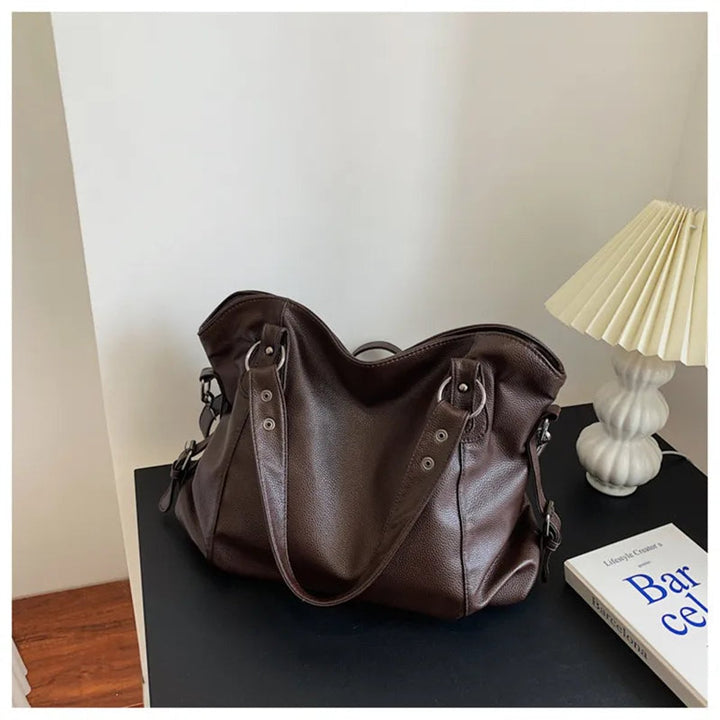 Damen große elegante Kunstleder-Schultertasche mit Nieten in Braun