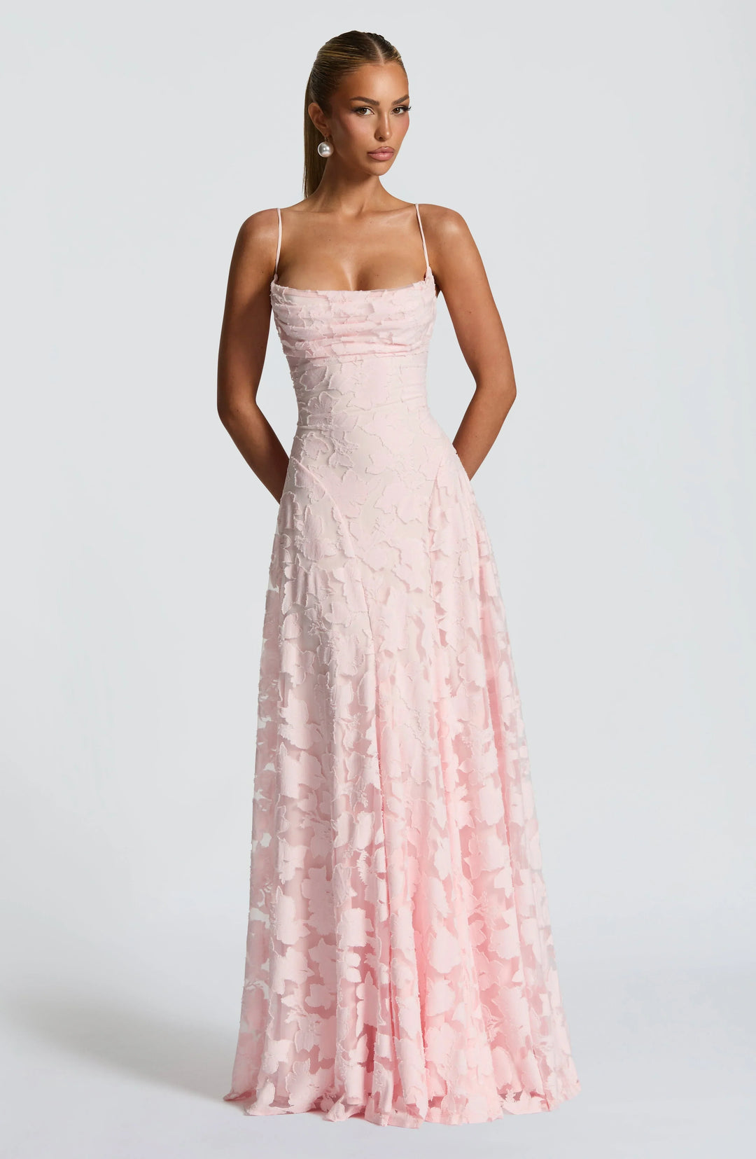 Damen Maxikleid mit feinem Blütenmuster und zarten Spaghettiträgern für Hochzeitsgäste in Rosa