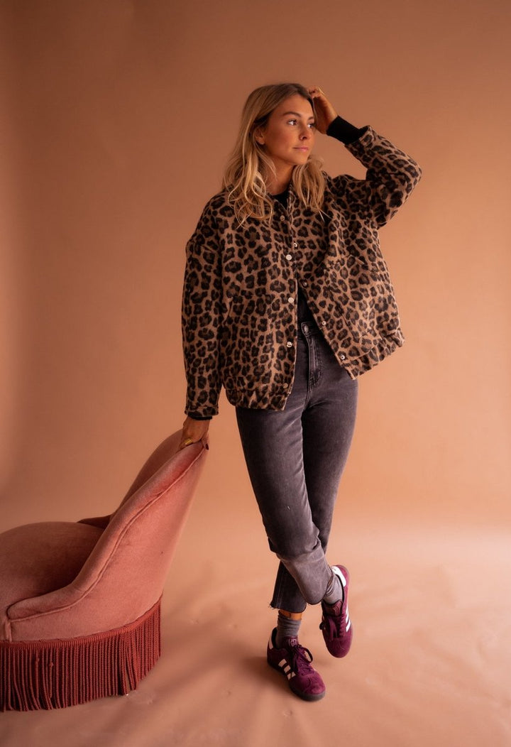 Damen Oversized Steppjacke mit Leoparden-Print (4)