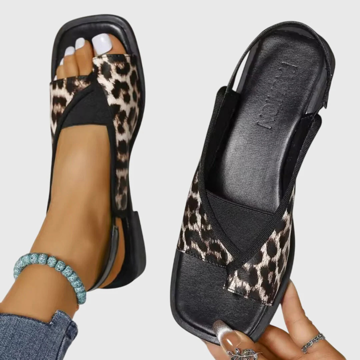 Damen Sommersandalen im minimalistischen Stil in Leopardenmuster
