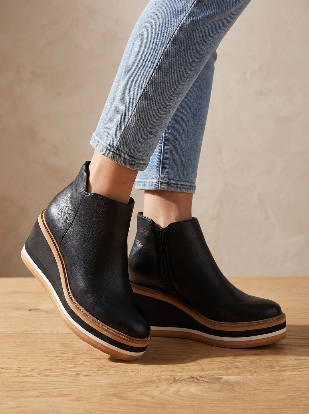 Damen Stiefeletten aus Kunstleder mit Keilabsatz (2)