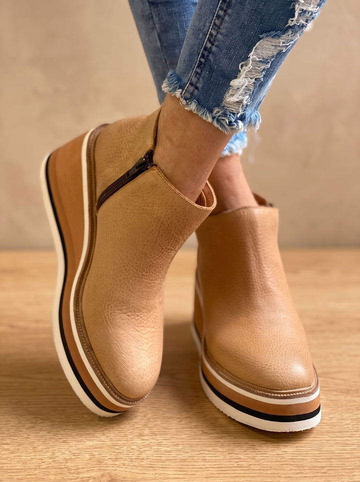 Damen Stiefeletten aus Kunstleder mit Keilabsatz in Beige