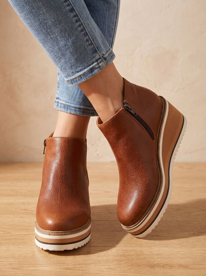 Damen Stiefeletten aus Kunstleder mit Keilabsatz in Braun