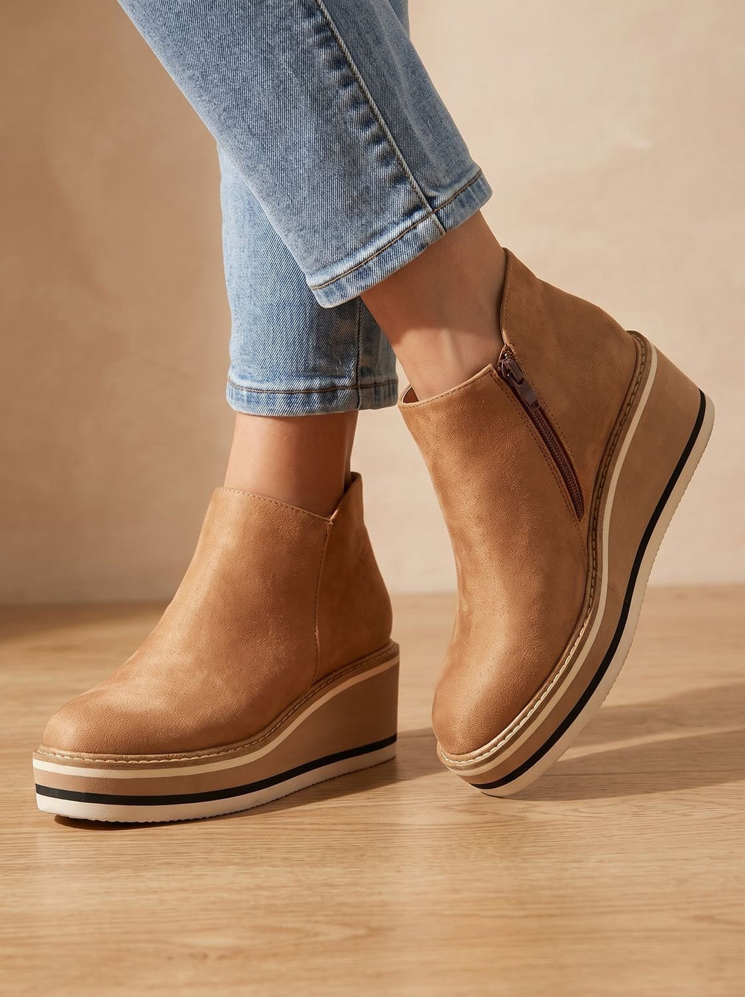 Damen Stiefeletten aus Kunstleder mit Keilabsatz in Khaki