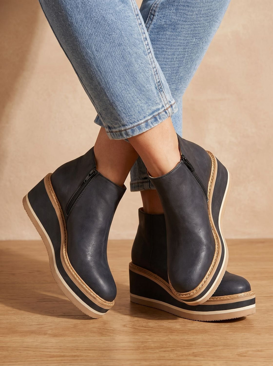 Damen Stiefeletten aus Kunstleder mit Keilabsatz in Schwarz